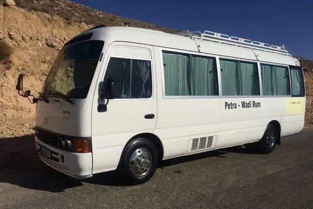 Skąd odjeżdża autobus z Petry do Wadi Rum? Sprawdź szczegóły!