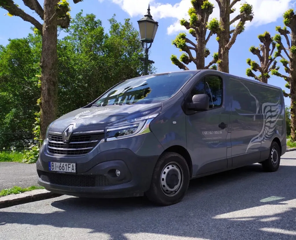 Jak przewieźć prochy z USA do Polski - uniknij problemów i kosztów