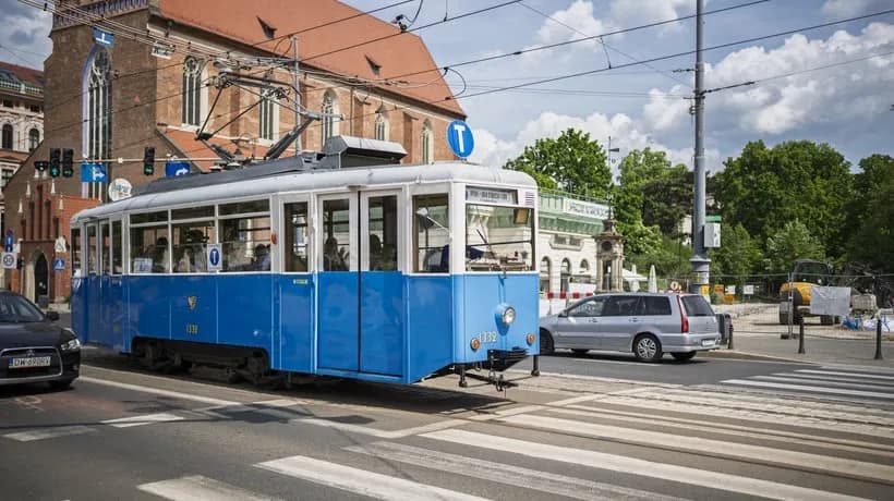 Gdzie na Kopernika zatrzymuje się dyrda? Sprawdź najbliższe przystanki